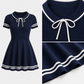 Ripp-Minikleid mit Bubikragen & Schleife – Gestreift
