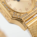 Goldene Schmuckuhr für Damen – gravierte Lünette mit Steinen, Mesh-Armband